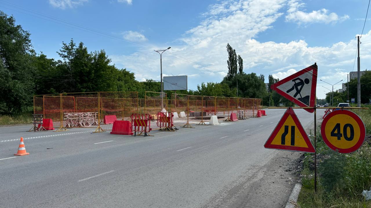 В Каменске-Уральском накрыли решеткой коллектор на улице Каменской