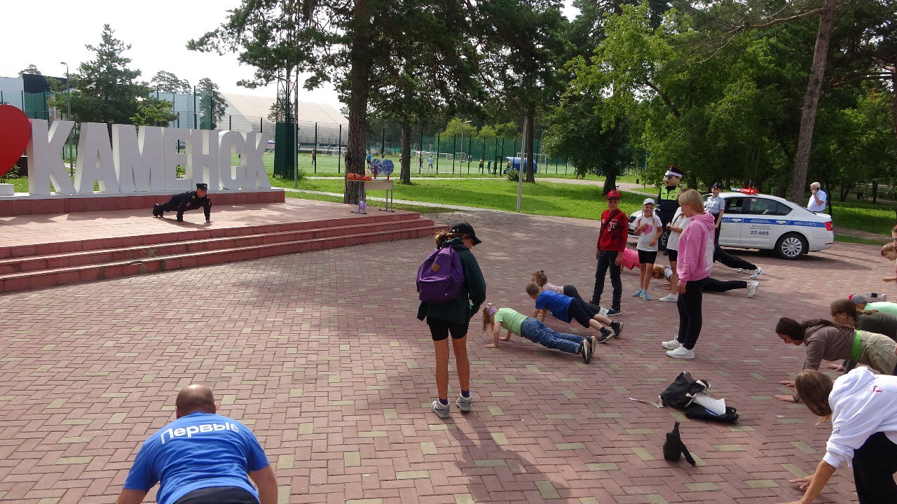 Полицейские Каменска-Уральского провели зарядку в парке "Космос"