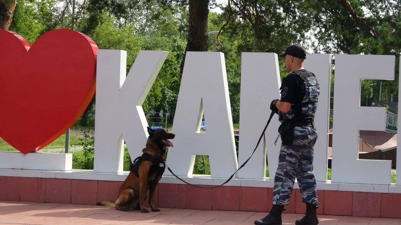 Полицейские Каменска-Уральского провели зарядку в парке "Космос"