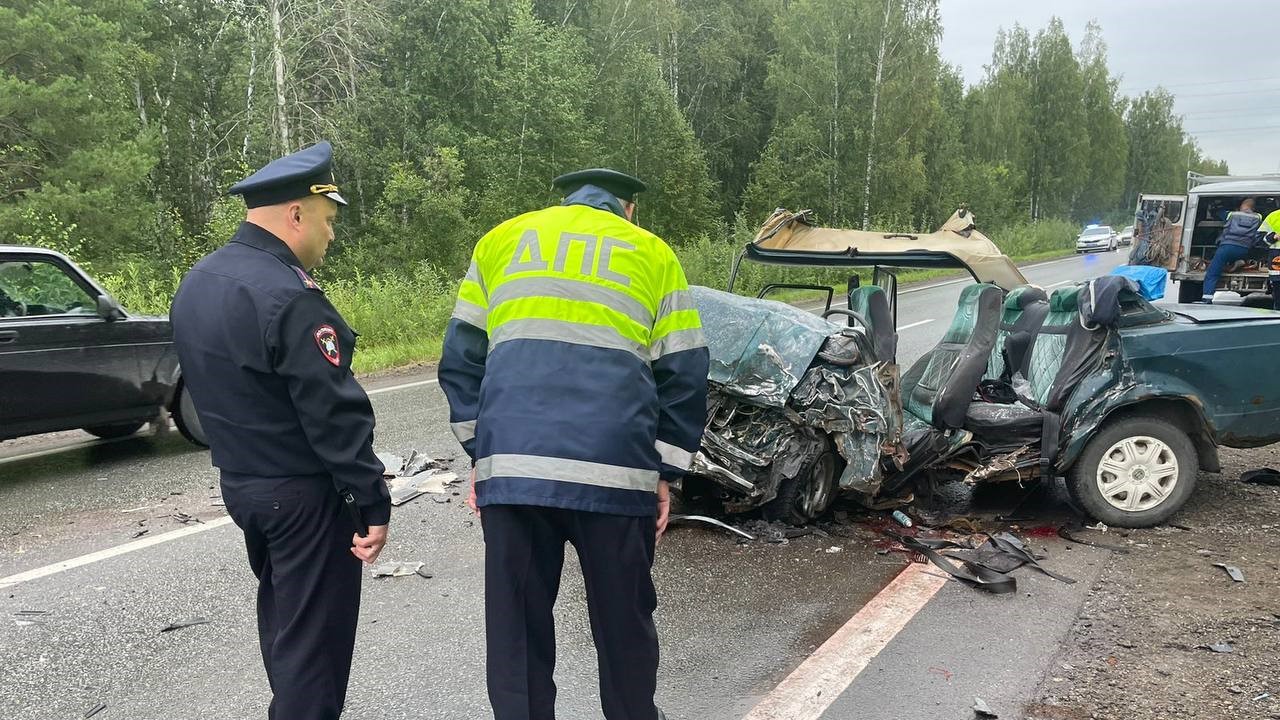 Видео: на трассе под Каменском-Уральским погиб водитель, столкнувшись с грузовиком