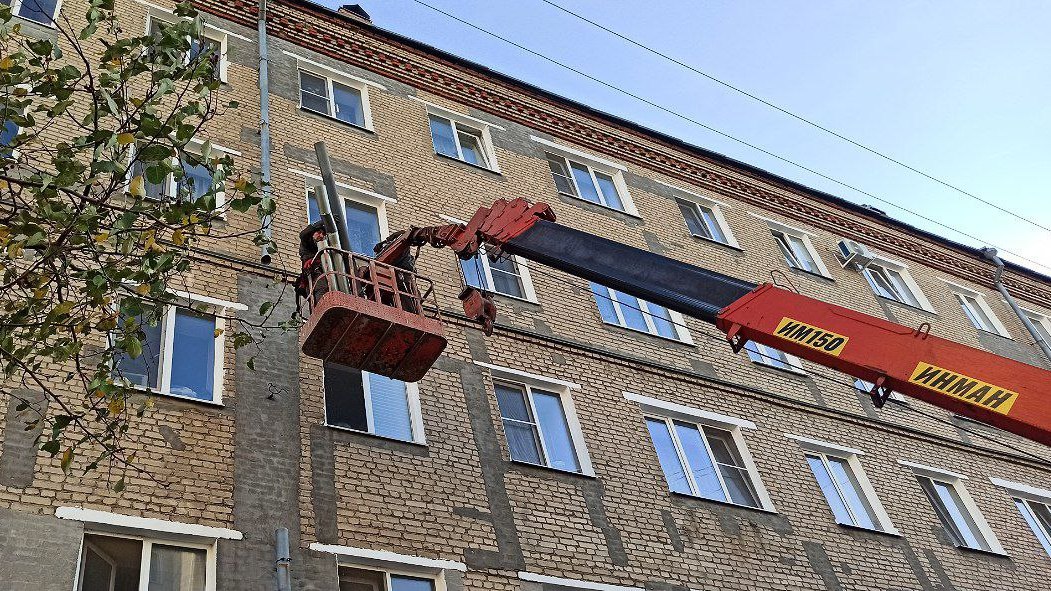 Специалисты оперативно починили опасную трубу в центре Каменска-Уральского