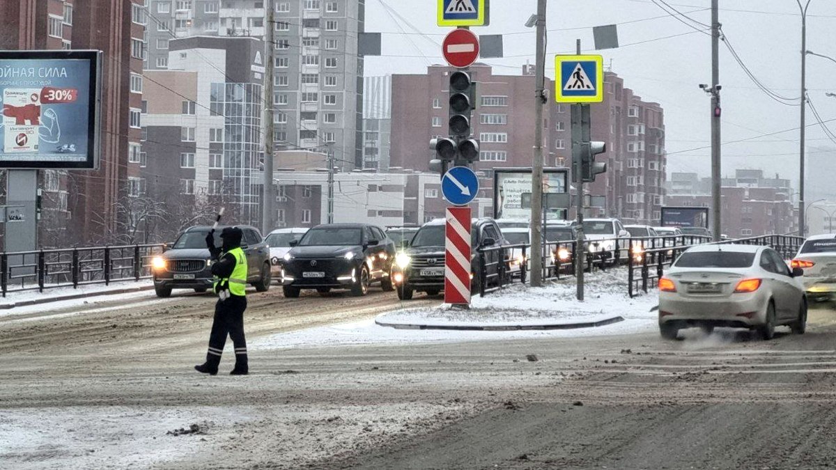 Екатеринбург встал в километровые пробки из-за снегопада